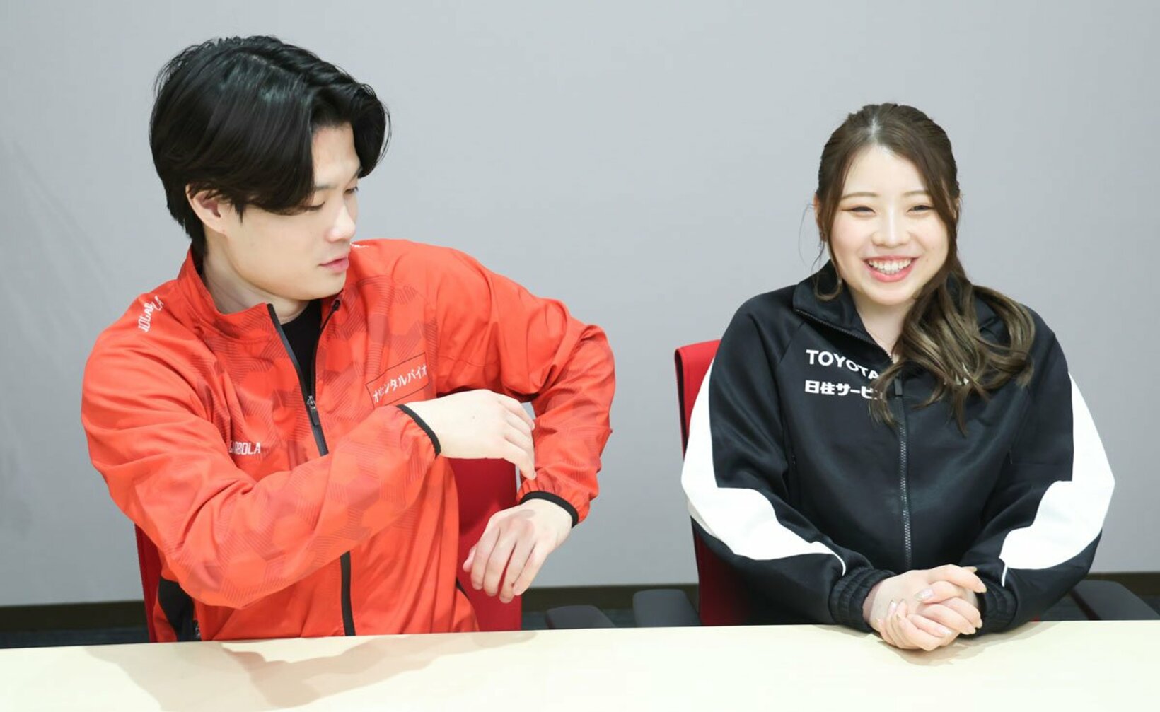 インタビューに応じた紀平梨花(右)と西山真瑚