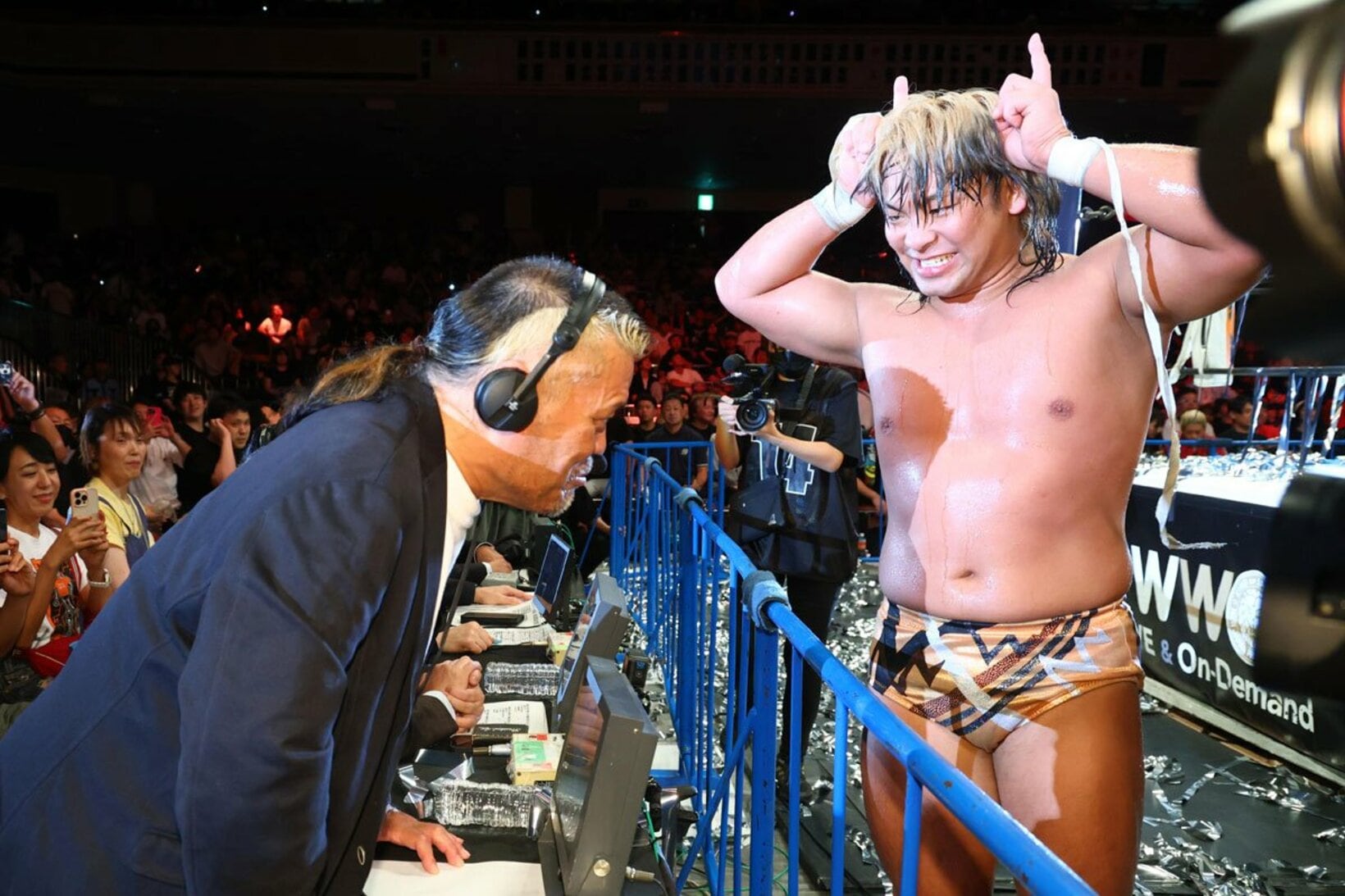 天山広吉(左)に優勝を報告する大岩陵平