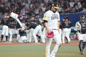 逆転サヨナラ２ランを浴び、肩を落として引き上げるソフトバンク・オスナ(中)