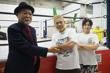 神取忍(中)、NØRI(右)のいるLLPWーX道場を訪問したロッシー小川氏
