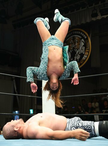 関根〝シュレック〟秀樹を攻める黒潮ＴＯＫＹＯジャパン