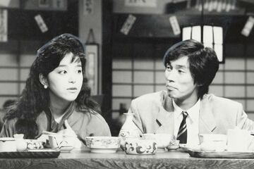 男女７人秋物語「揺れる心」で共演した岩崎宏美（左）と明石家さんま（１９８７年）
