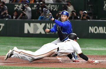 果敢に本塁に突入した巨人・坂本勇人