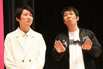NSC卒業ライブを見届けたNON STYLE・石田明(左)とパンクブーブー・佐藤哲夫