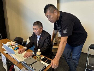 「強化錬成会」を運営する無心塾・長島宏幸監督(左)と打ち合わせする小川直也氏