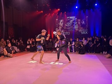 公開練習を行った秋元強真（左）