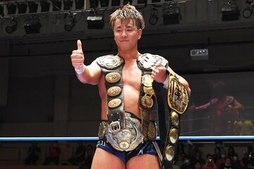 世界タッグと合わせ、５冠王となった青柳優馬