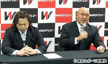  会見する武藤敬司会長（右）とカズ・ハヤシ社長
