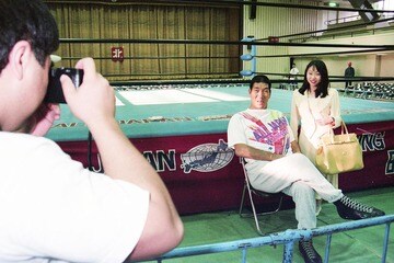 FC「キングスロード」の会員と記念撮影に納まる馬場。ファンを大事にしていた（１９９５年５月、新潟・三条市）