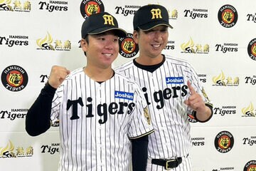 村上頌樹(左)の開幕投手決定を発表した阪神・藤川監督
