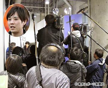 藤原（顔写真）の会見にはテレビカメラがズラリ