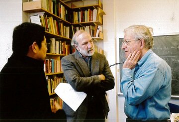  右からノーム・チョムスキー、ジャン・ユンカーマン監督、筆者（マサチューセッツ工科大学のチョムスキーの研究室にて）