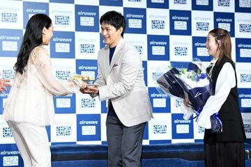 三浦璃来（右）、木原龍一を祝福する浅田真央さん（左）