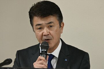 説明会で自らも対応した小林製薬・豊田賀一社長