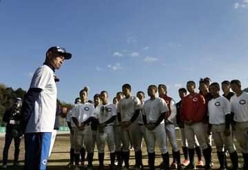  ４日にイチロー氏(左)の指導を受けた小林ら智弁和歌山ナイン（代表撮影）