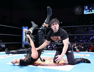 試合後「EVIL」Ｔシャツ着用で乱入し、DOUKI(左)をKOしたYOH