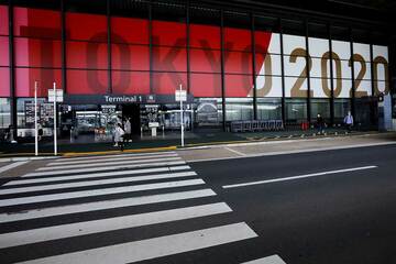  成田空港には各国選手団が次々に到着している（ロイター）