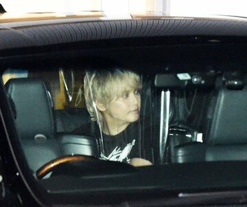  会見を終え会場を後にする