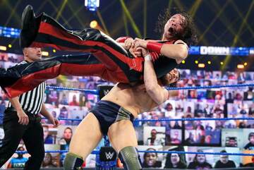  ブライアン（下）に投げ飛ばされる中邑真輔(©2021 WWE, Inc. All Rights Reserved.)