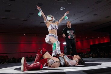 舞華(下)を相手に奮闘を見せたスターライト・キッドだったが…