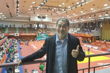 視察に訪れた谷津嘉章（日本障がい者レスリング連盟提供）