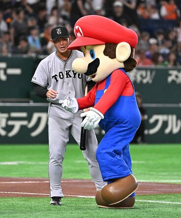 始球式を前に、巨人・皆川岳飛(左)からボールを受け取るマリオ