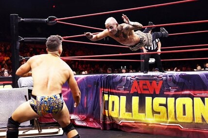 王者ダービー・アリン(右)はV6戦でサミー・ゲバラにトぺを放つが、届かず落下…(©All Elite Wrestling)