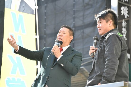 堀江氏(右)とNHK党の立花党首(東スポWeb)