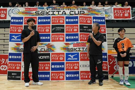 スペシャルトークショーを行う関田誠大(左)
