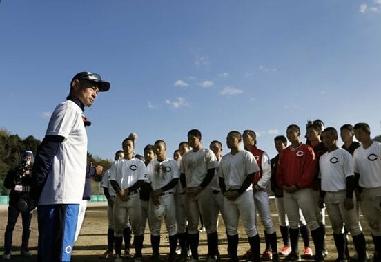 4日にイチロー氏(左)の指導を受けた小林ら智弁和歌山ナイン(代表撮影)