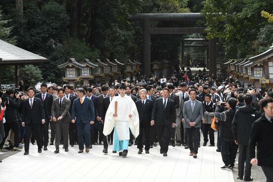 阿部慎之助監督を筆頭に宮崎神宮で参拝に向かう巨人ナイン