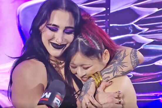 インタビューで互いの絆を確かめたイヨ・スカイ(右)とリア・リプリ―（©AbemaTV, Inc.）