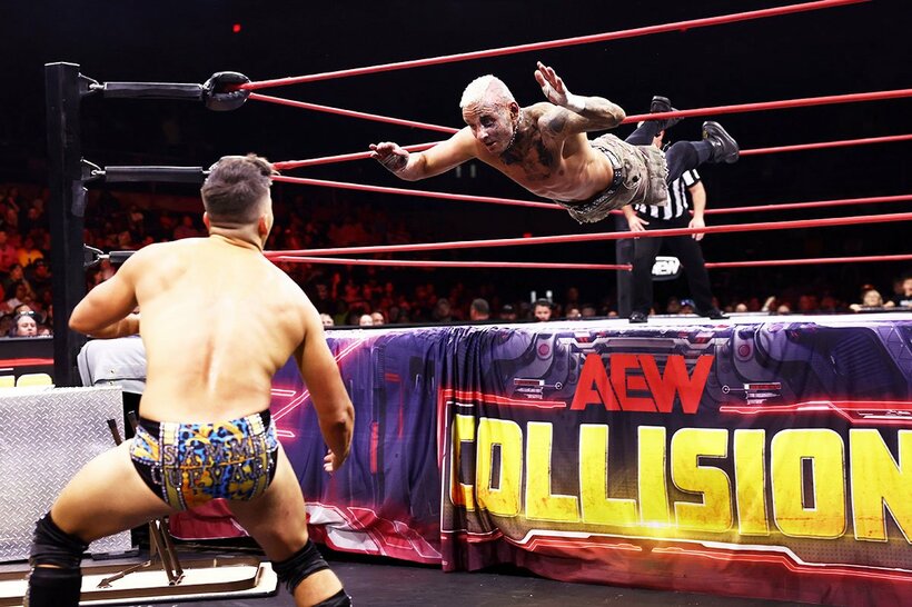 王者ダービー・アリン(右)はＶ６戦でサミー・ゲバラにトぺを放つが、届かず落下…（©All Elite Wrestling）