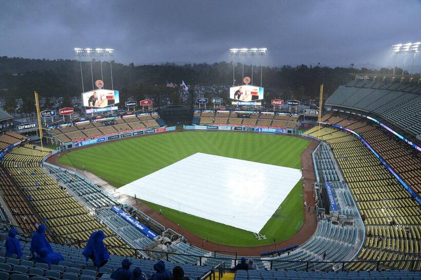 雨で試合開始が遅れたドジャースタジアム