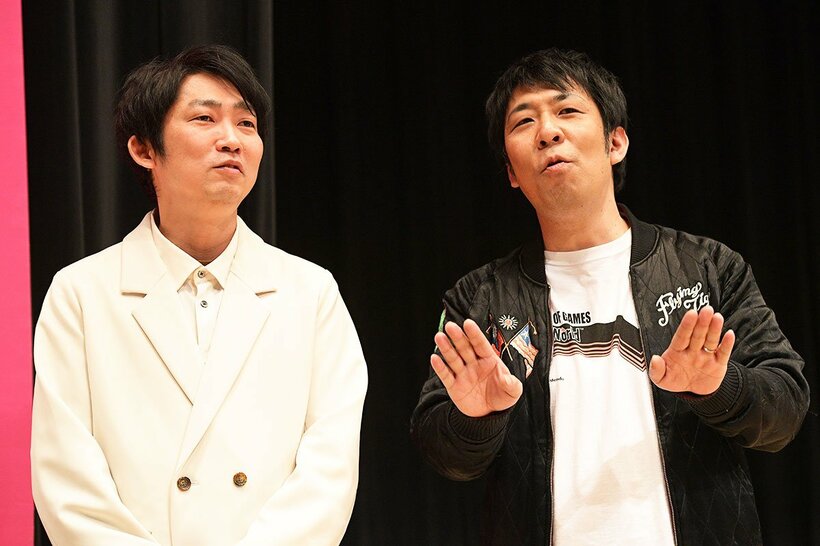 NSC卒業ライブを見届けたNON STYLE・石田明(左)とパンクブーブー・佐藤哲夫