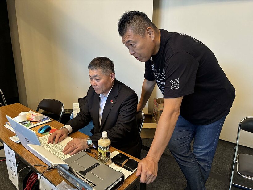 「強化錬成会」を運営する無心塾・長島宏幸監督(左)と打ち合わせする小川直也氏