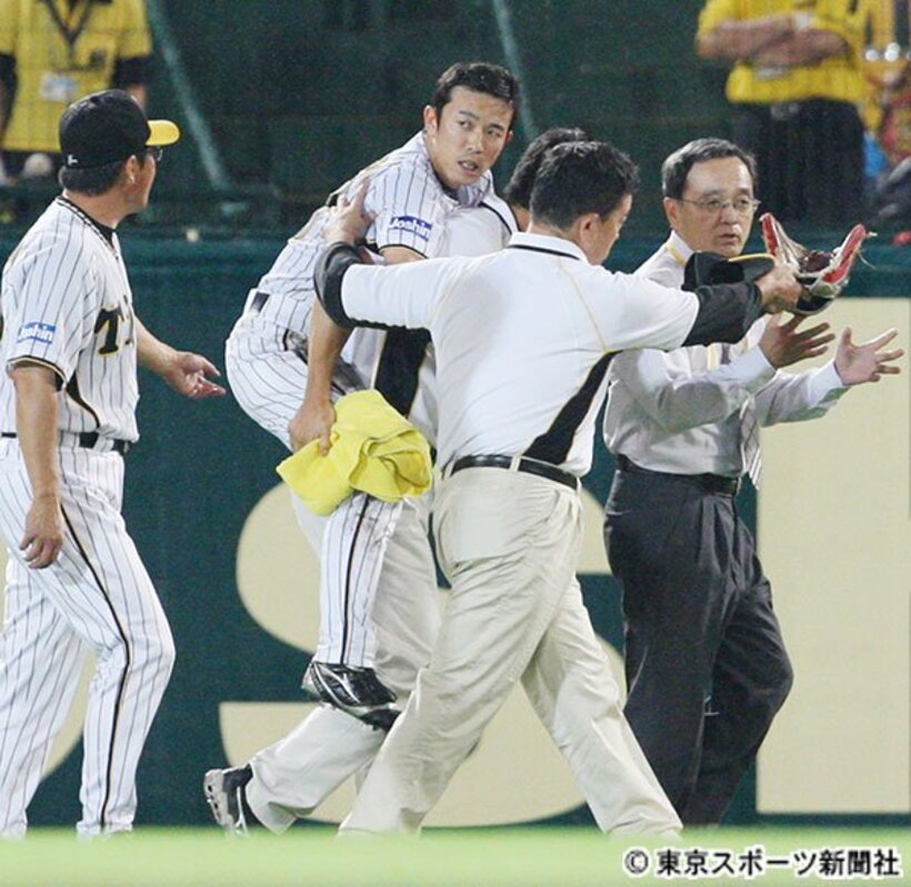  背負われてグラウンドを去った赤星