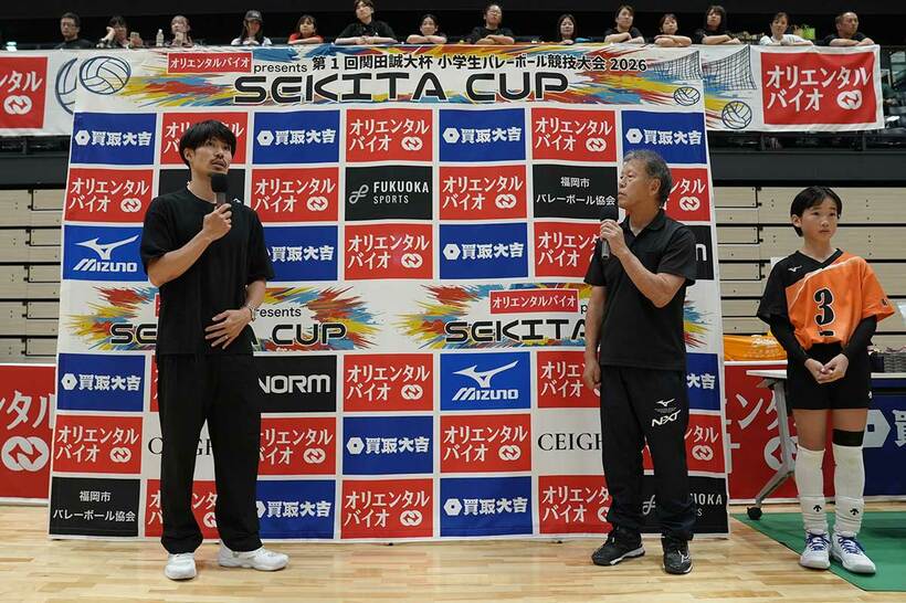 スペシャルトークショーを行う関田誠大（左）