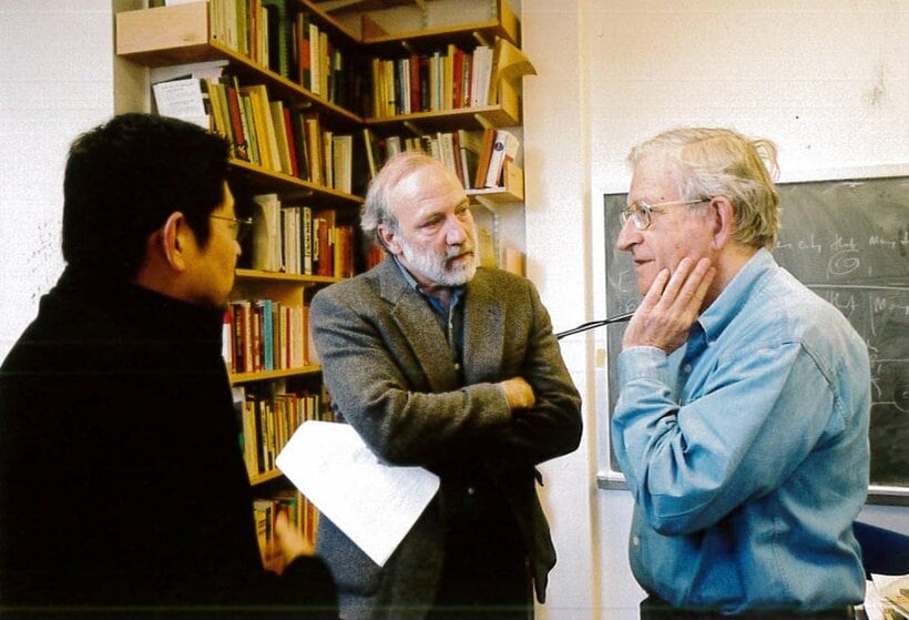 右からノーム・チョムスキー、ジャン・ユンカーマン監督、筆者（マサチューセッツ工科大学のチョムスキーの研究室にて）