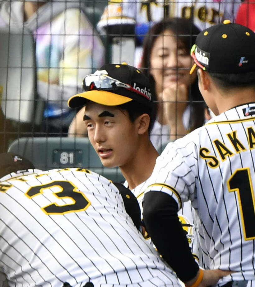  小幡の太眉毛にナインは大爆笑