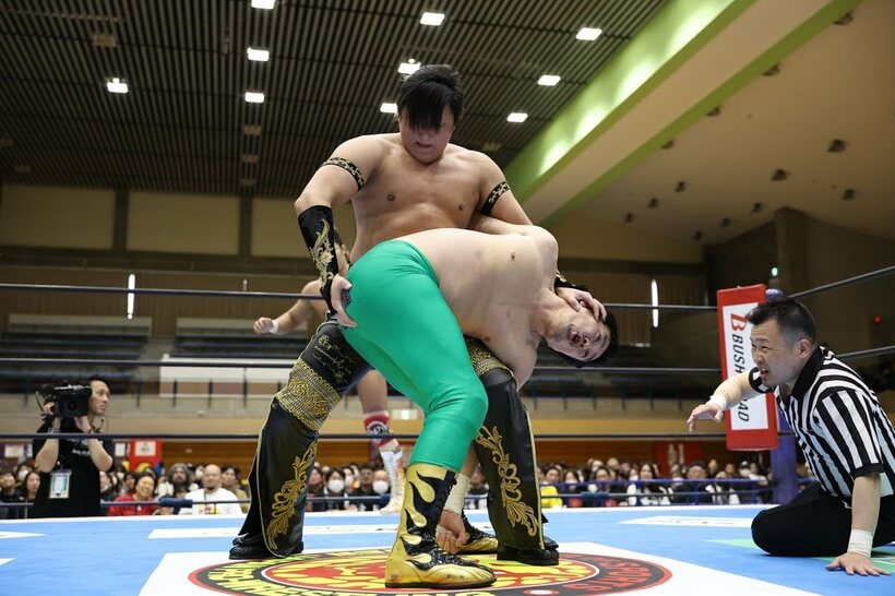 田口隆祐をコブラツイストで捕獲するタイチ