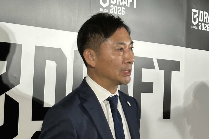 初のドラフト後、取材に対応する島田チェアマン