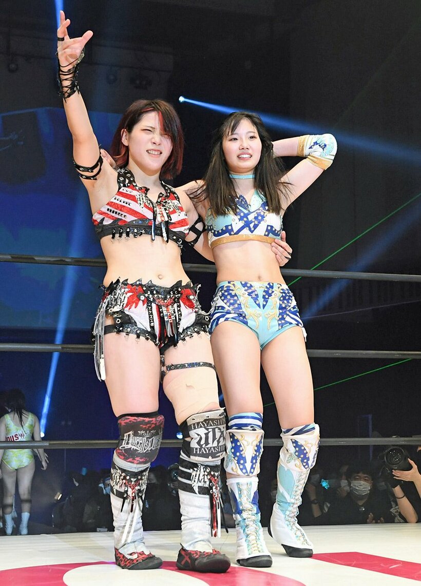  デビュー戦で検討した天咲光由(右)をたたえた林下詩美（東スポWeb）