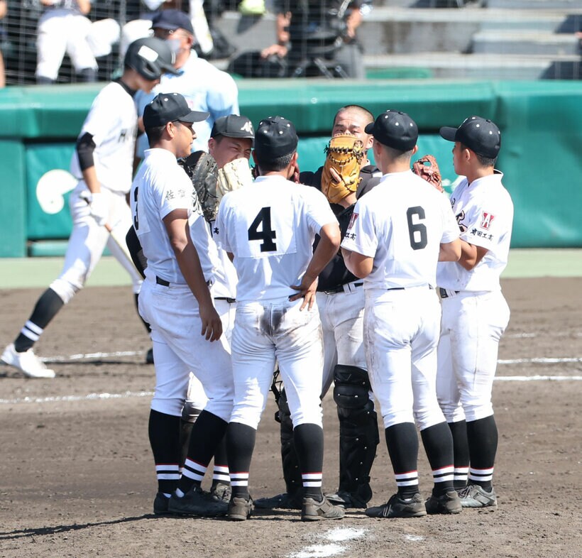  マウンドに集まる有田工ナイン（東スポWeb）