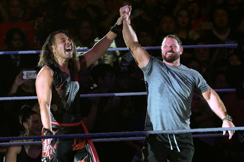 25年WWE日本公演での中邑真輔とAJスタイルズ（右）