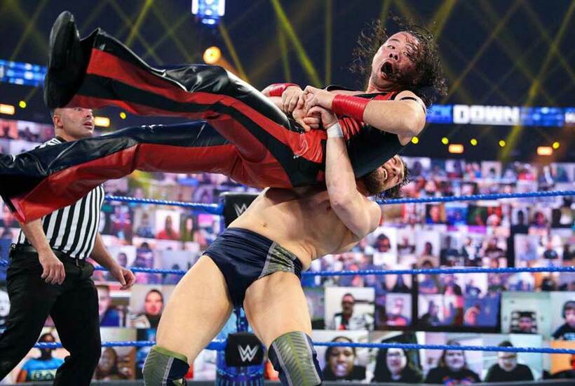  ブライアン（下）に投げ飛ばされる中邑真輔(©2021 WWE, Inc. All Rights Reserved.)