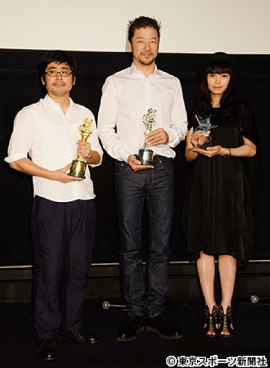 「モスクワ国際映画祭」受賞記念凱旋舞台あいさつを行った熊切和嘉監督（左）、浅野忠信（中）、二階堂ふみ