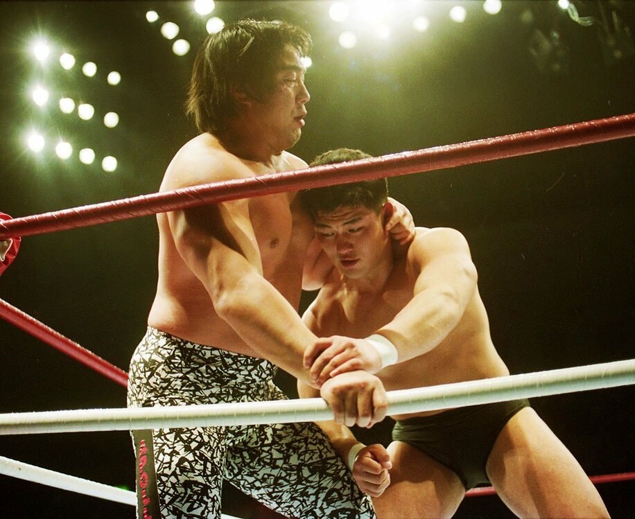  かみ合わない菅原（左）と鈴木の試合にブーイングが飛んだ（９１年４月、神戸、東スポＷｅｂ）