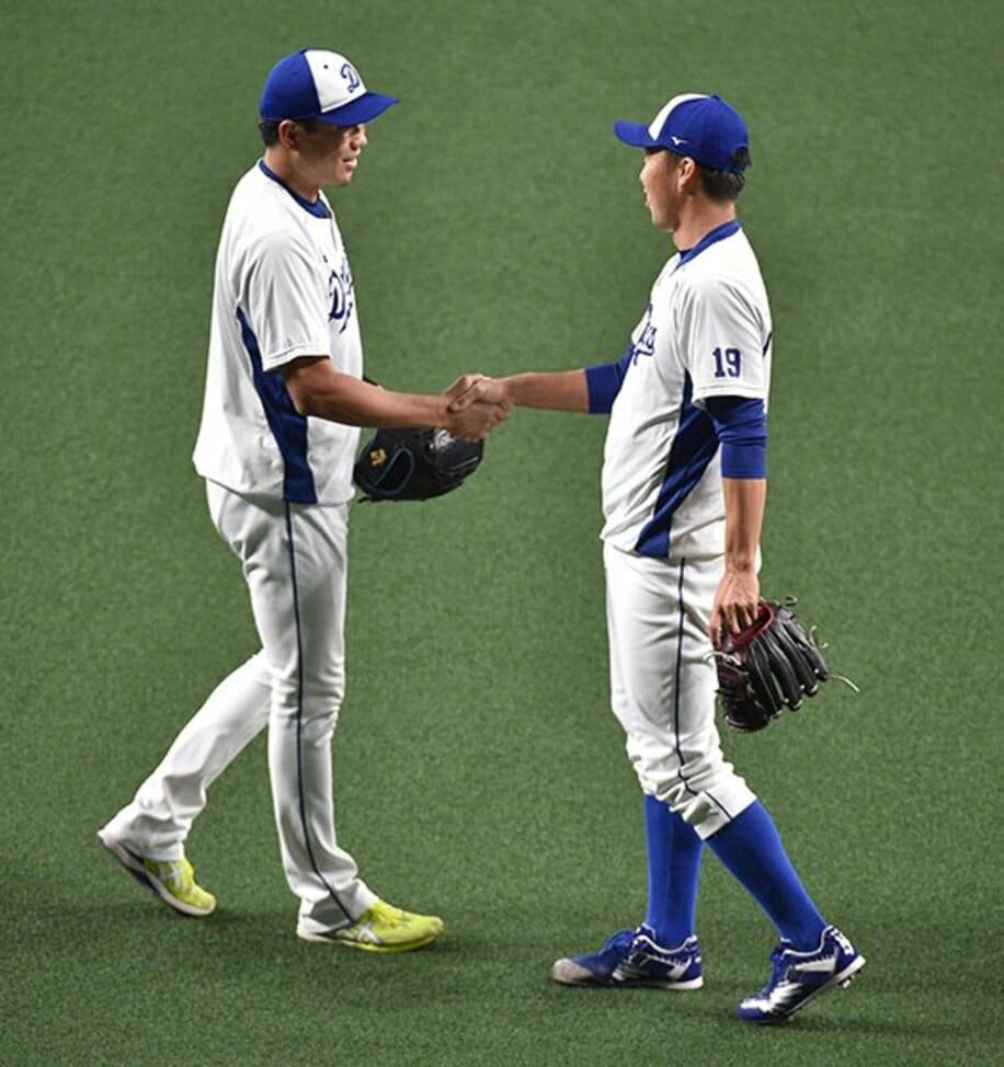  引退する吉見(右)と握手を交わす大野雄。尊敬する先輩への惜別メッセージが注目されている