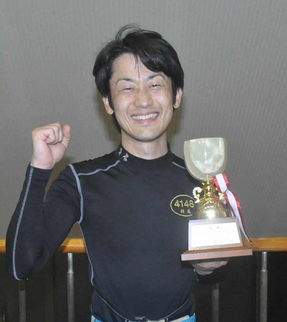  「九州スポーツ杯」を手に笑顔でガッツポーズの枝尾賢
